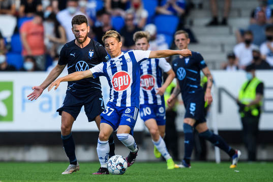 Erdal Rakip of Malmö FF and Atomu Tanaka of Helsinki