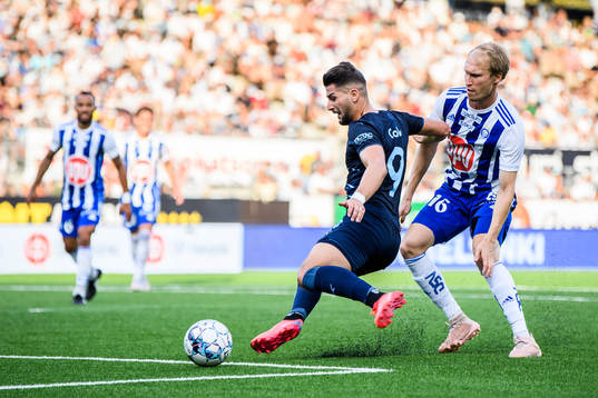 Antonio Colak of Malmö FF and Valtteri Moren of Helsinki