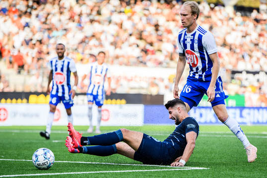 Antonio Colak of Malmö FF and Valtteri Moren of Helsinki