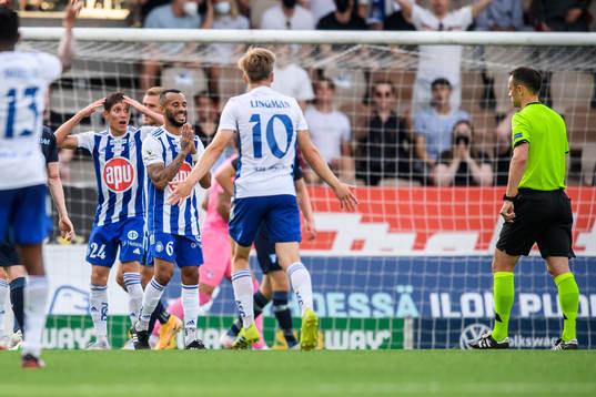 David Browne and Jair Tavares Silva of Helsinki reacts