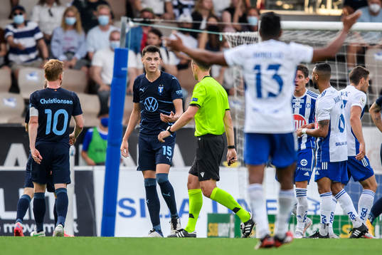 Anel Ahmedhodzic of Malmö FF and Referee Stuart Attwell