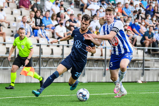 Adi Nalic of Malmö FF and Daniel O'Shaughnessy of Helsinki