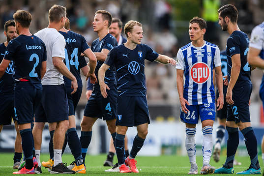 Oscar Lewicki of Malmö FF celebrate