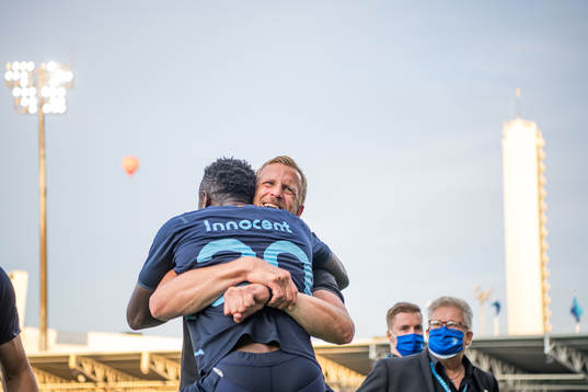 Bonke Innocent and Alexander Nilsson, physiotherapist of