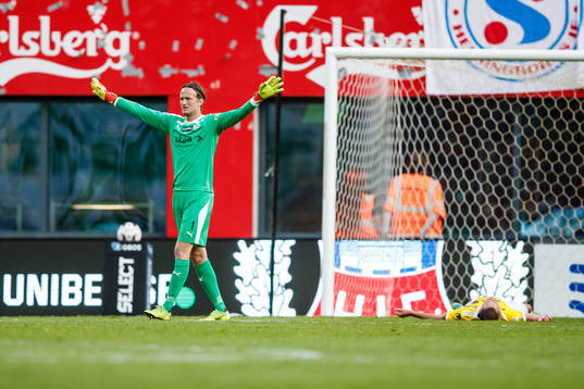 Helsingborgs målvakt Anders Lindegaard påkallar domare