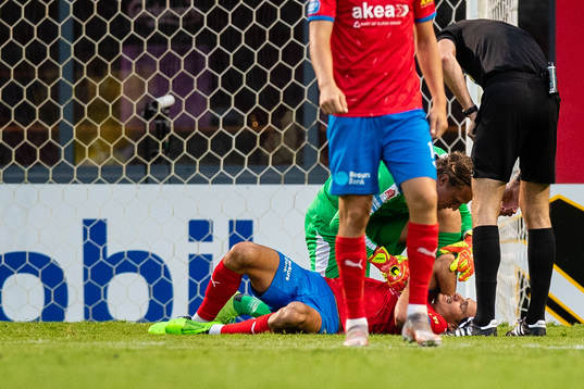 Helsingborgs målvakt Anders Lindegaard tar hand om Assad