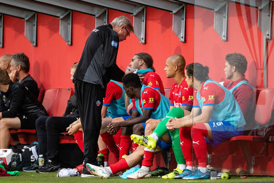 Helsingborgs Charlie Weberg får vård av head of medical
