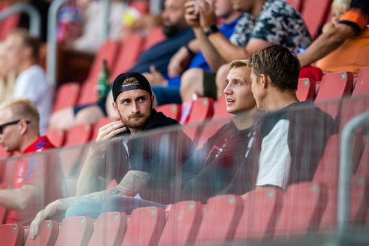 Helsingborgs målvakt Alexander Nilsson på läktaren