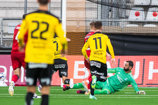 Leo Bengtsson of Häcken in a duel with goalkeeper Joe