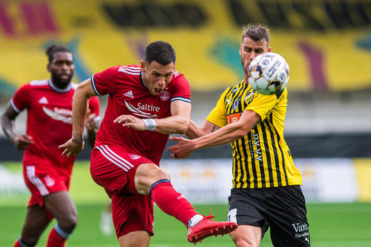 Christian Ramirez of Aberdeen and Johan Hammar of Häcken