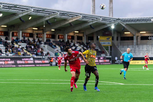 Jonny Hayes of Aberdeen and Godswill Ekpolo  of Häcken