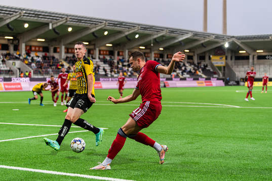 Patrik Wålemark of Häcken and Ryan Hedges of Aberdeen