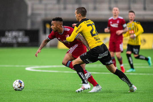 Funso Ojo of Aberdeen and Tobias Carlsson of Häcken