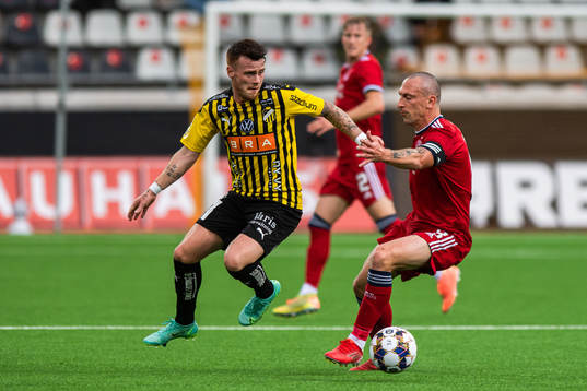 Tobias Heintz of Häcken and Scott Brown of Aberdeen