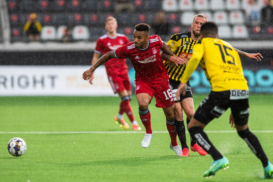 Funso Ojo of Aberdeen and Alexander Faltsetas of Häcken