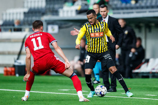 Ryan Hedges of Aberdeen and Martin Olsson  of Häcken
