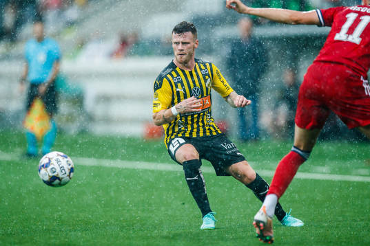 Tobias Heintz of Häcken and Ryan Hedges of Aberdeen