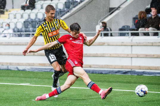 Leo Bengtsson of Häcken and Calvin Ramsay of Aberdeen