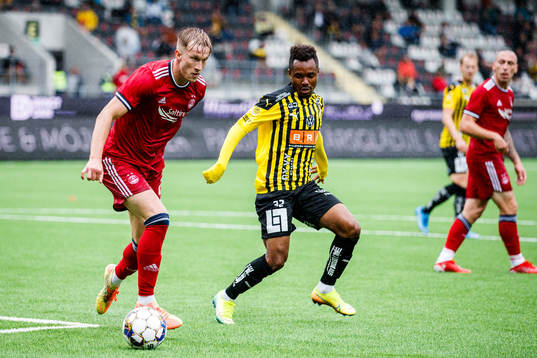 Ross McCrorie of Aberdeen and Nasiru Mohammed of Häcken