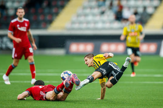 Calvin Ramsay of Aberdeen and Leo Bengtsson of Häcken