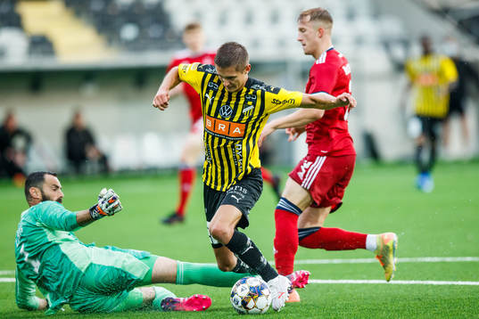 Leo Bengtsson of Häcken in a situation with goalkeeper Joe