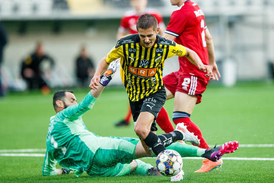 Leo Bengtsson of Häcken in a situation with goalkeeper Joe
