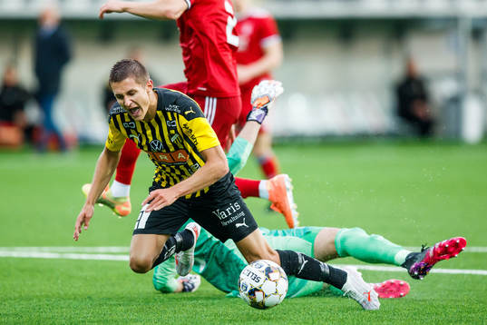 Leo Bengtsson of Häcken in a situation with goalkeeper Joe
