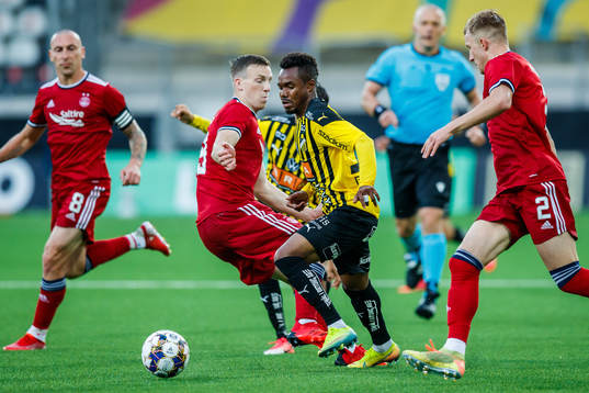Nasiru Mohammed of Häcken against Lewis Ferguson and Ross
