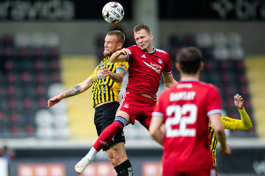 Alexander Faltsetas of Häcken and Ryan Hedges of Aberdeen