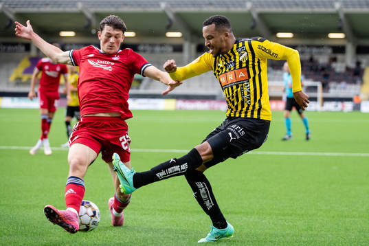 Calvin Ramsay of Aberdeen and Martin Olsson of Häcken