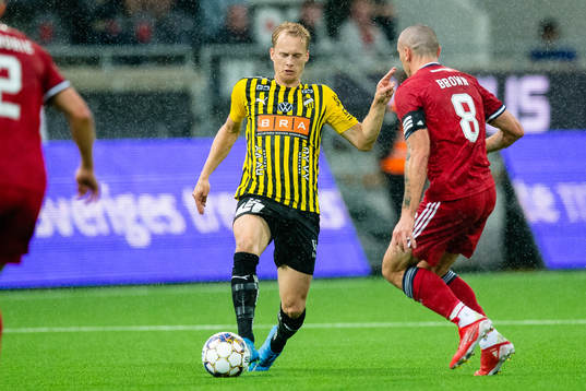 Gustav Berggren of Häcken and Scott Brown of Aberdeen