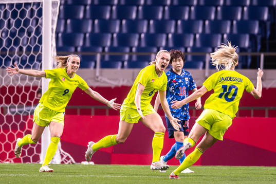 Magdalena Eriksson of Sweden celebrate with Kosovare Asllani