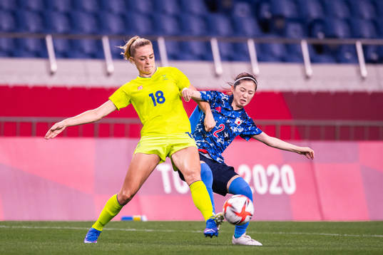 Fridolina Rolfö of Sweden and Risa Shimizu of Japan in the