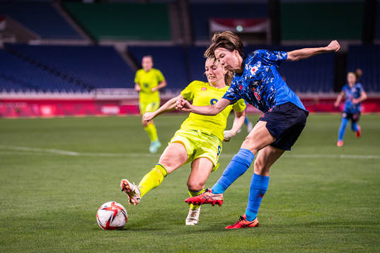 Kosovare Asllani of Sweden and Hina Sugita of Japan in the
