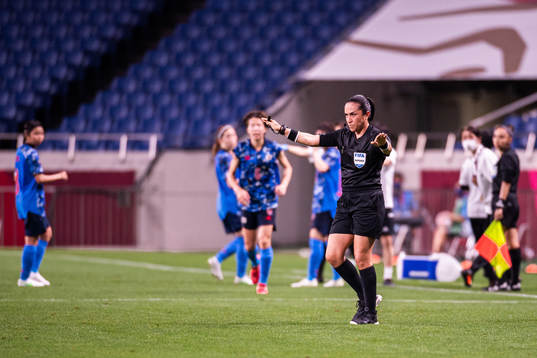 The referee shows no referee