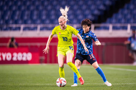 Sofia Jakobsson of Sweden and Asato Miyagawa of Japan in