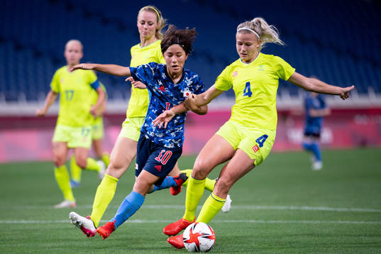 Mana Iwabuchi of Japan and Hanna Glas of Sweden in the