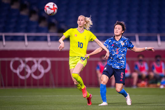 Sofia Jakobsson of Sweden and Moeka Minami of Japan in the