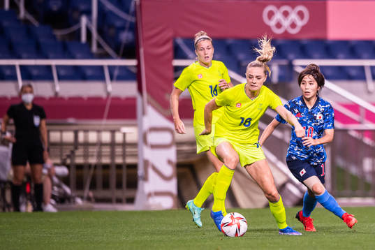 Fridolina Rolfö of Sweden and Mana Iwabuchi of Japan in