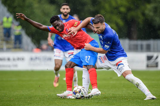 Helsingborgs Benjamin Acquah och Trelleborgs Dzenis Kozica
