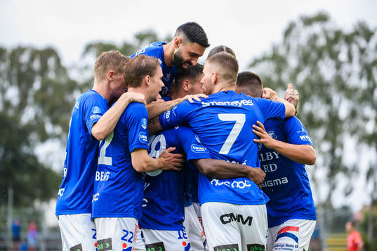 Trelleborgs Henry Offia jublar med lagkamrater