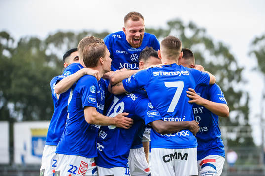 Trelleborgs Henry Offia jublar med lagkamrater