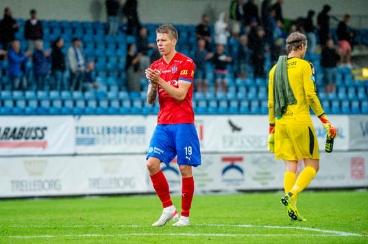 Helsingborgs Bödvar Bödvarsson och målvakt Anders