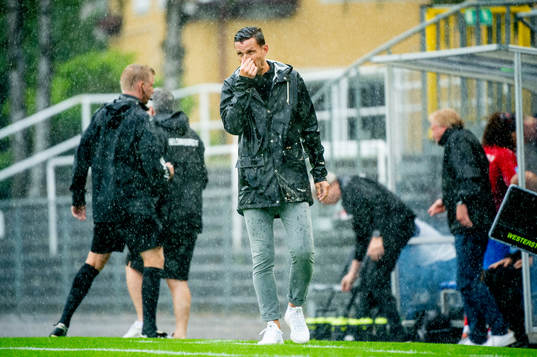 Trelleborgs tränare Kristian Haynes deppar i regnet