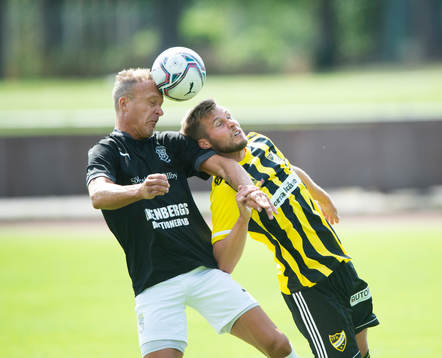 IFK Hässleholms Marcus Thuvesson nickduellerar med