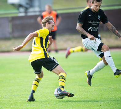 IFK Hässleholms Julian Groznadovski fintar i matchen i