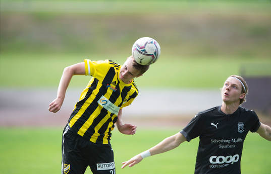 IFK Hässleholms Isak Olsson i matchen i division 2 mellan