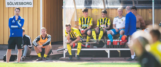 Deppigt på IFK Hässleholms bänk i matchen i division 2