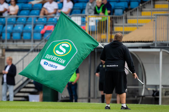 Funktionär med Supperettan flagga