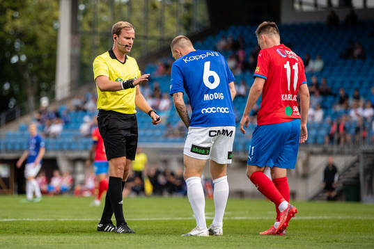 Domare Richard Sundell i samtal med Trelleborgs Jesper Modig